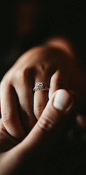 Na którym palcu powinno się nosić pierścionek zaręczynowy?