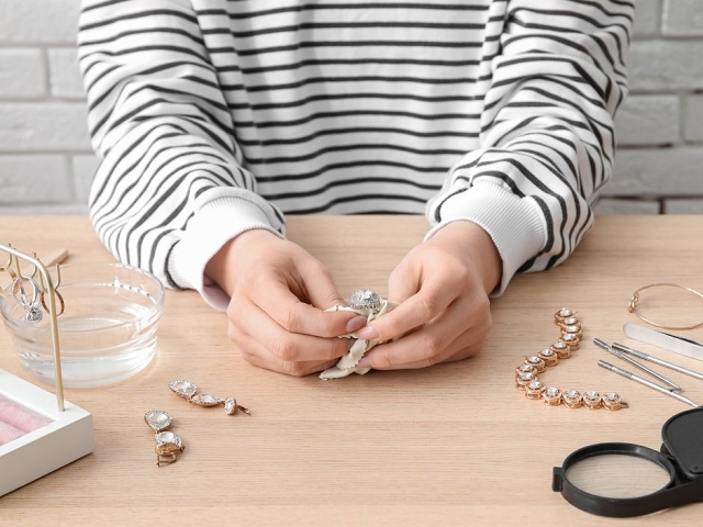 Jak pielęgnować bransoletki? Porady dotyczące konserwacji i utrzymania blasku biżuterii.